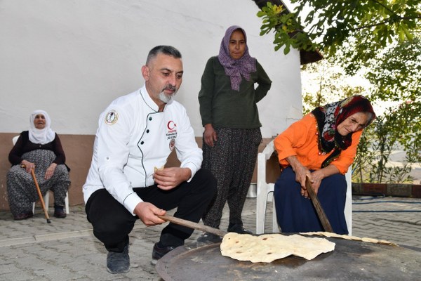 ÜNLÜ ŞEFLER ÇUKUROVA’NIN EFESİ KASTABALA ANTİK KENTİ İLE KARATEPE KİLİM DOKUMA KOOPERATİFİNİ GEZDİ