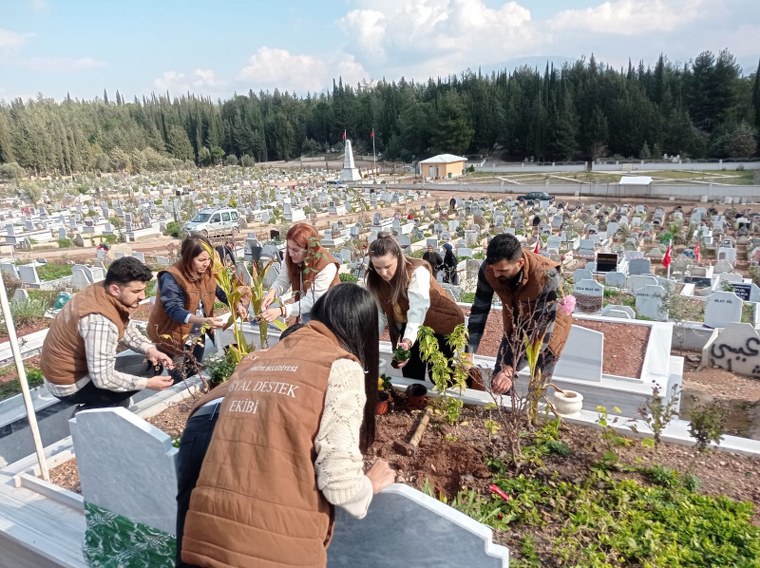 6 Şubat depremlerinde yaşamını kaybeden belediyemiz personelleri Belediyemiz Sosyal Destek Ekiplerimiz tarafından mezarları başında dualarla yâd edildi