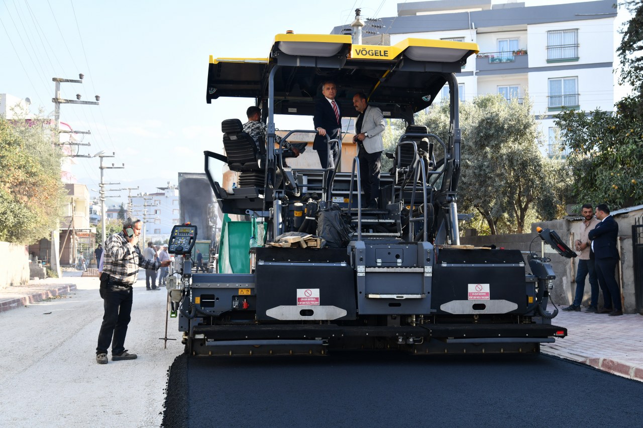 HİLMİ KARABORAN CADDESİ’NDE SICAK ASFALT SERİM ÇALIŞMALARI BAŞLADI