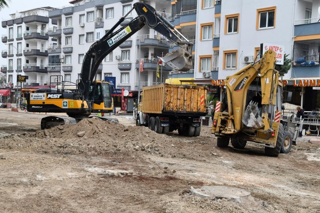 ŞEHİT FIRAT YILMAZ ÇAKIROĞLU CADDESİ ASFALT YOL İÇİN HAZIRLANIYOR