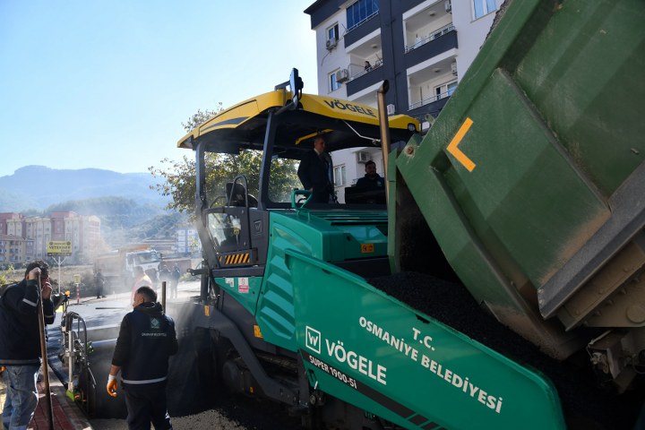 ŞEHİT FIRAT YILMAZ ÇAKIROĞLU CADDESİ’NDE ASFALT SERİM BAŞLADI