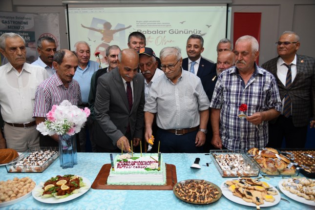 OSMANİYE BELEDİYESİ’NDEN HUZUREVİ SAKİNLERİNE BABALAR GÜNÜ KUTLAMASI
