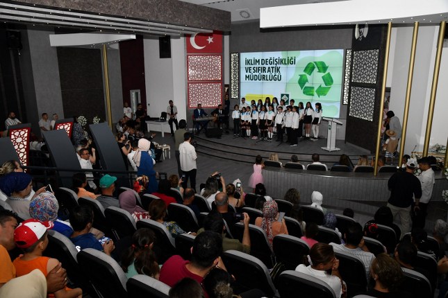 MİNİK ÖĞRENCİLERİN ATIK MALZEMELERDEN TASARLADIĞI ELBİSELER DEFİLE GÖSTERİMİNDE GÖZ KAMAŞTIRDI