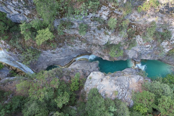 OSMANİYE’DE “SARISU” KANYONUNDAKİ ŞELALELER DOĞASEVERLERİ BÜYÜLÜYOR