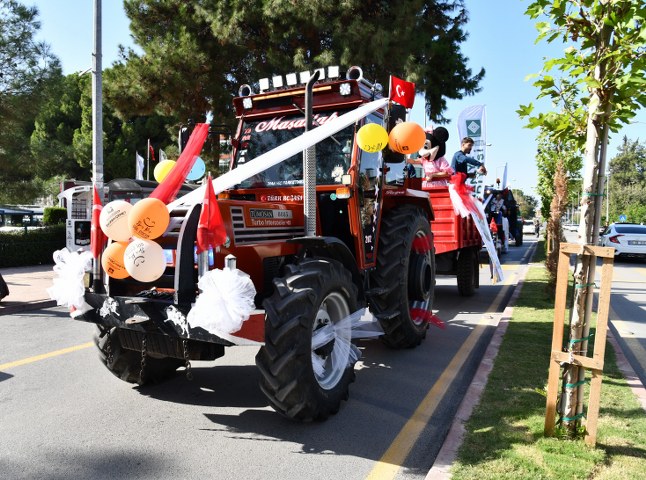 OSMANİYE’DE YERFISTIĞI FESTİVALİ KAPSAMINDA ARAÇLI ŞEHİR TURU DÜZENLENDİ