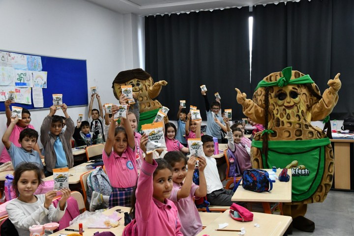 MİNİK ÖĞRENCİLERE OSMANİYE FISTIĞI İKRAM EDİLDİ