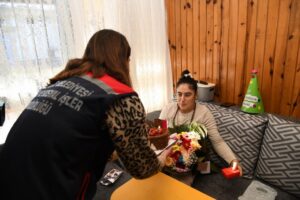 ENGELLİ MELİKE KARA’NIN YÜZÜNÜ GÜLDÜREN DOĞUM GÜNÜ SÜRPRİZİ