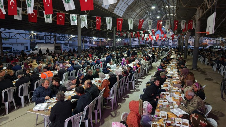 OSMANİYE BELEDİYESİ’NİN MAHALLE İFTARINDA VATANDAŞLAR HEP BİRLİKTE İFTAR YAPMANIN KEYFİNİ YAŞADI