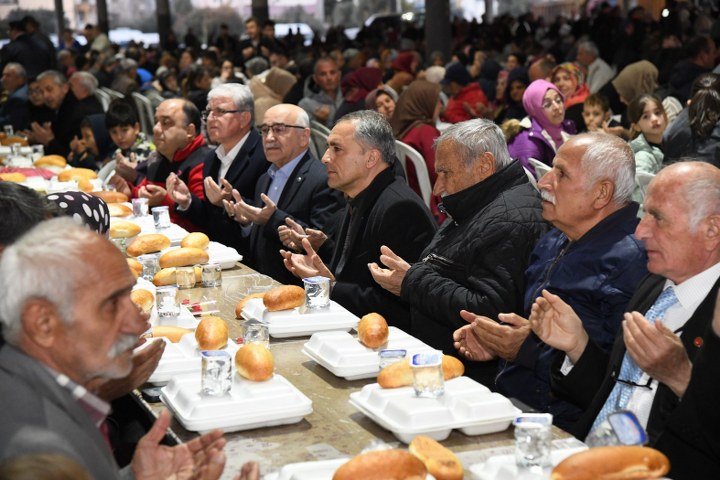 OSMANİYE BELEDİYESİ’NİN MAHALLE İFTARINDA VATANDAŞLAR HEP BİRLİKTE İFTAR YAPMANIN KEYFİNİ YAŞADI