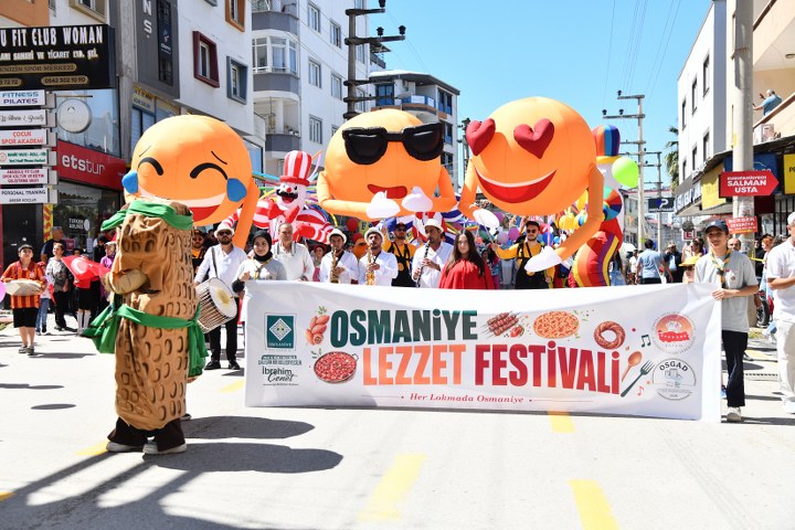 OSMANİYE LEZZET FESTİVALİ’NDE TÜRKİYE’NİN EN BÜYÜK KAZANI İLE TOYGA ÇORBASI DAĞITILDI…